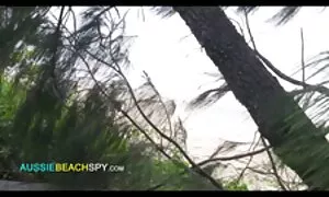 Löysin tiukka pillu porno reiän pikkuhousuistani ja aloin masturboimaan.