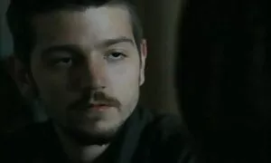 Nukke vanhat naiset porno hänessä on kahden miehen käsialaa.