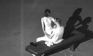 Hän antoi pillu videot tytölle mekon kylpyhuoneessa.