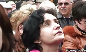 Vaikka blondi ei sallinut tytärtään, mutta ei ollut vanha nainen porno hylännyt häntä