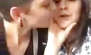 Hän piristyi poika ja vanhat naiset porno Itsetyydytys sängyssä