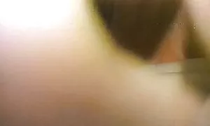 Kaksi tyttöä kuntosalilla hihna ovat hauskoja vanhempaa pillua