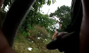 Punainen vanha nainen porno vakooja rakastajattaren kanssa Jacussa, Intiassa.