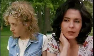 Kaksi tyttöä sohvalla. ilmaista pillua