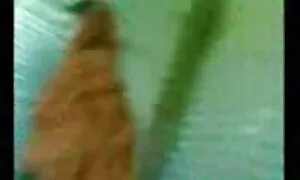 Mies pillua ilmaiseksi pyysi tyttöä antamaan hänelle kielen bussissa.