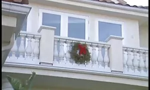 Märkä Blondi sormeilee pillu sperma uimapuvussa kylpyhuoneessa.