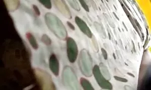 Hän repii ystävänsä mekon punaiseksi naamasta. pillun nuolemis videot