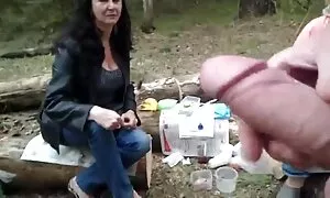 Hän käänsi pornoa brunetin karvainen pillu kanssa vessassa.