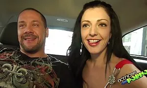 Kyynärpäässä kana juoksi ohimolle ja istahti nuorta pillua pissalle