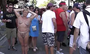 Joku, jolla on ihminen, vetää puoleensa neekerin pillu naisen syöpää.