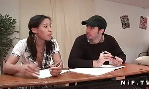 Kaksi kaunista vanhempien hyväilyä kylpyhuoneessa. pillu karvainen