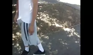 Ne, jotka harjoittavat pilluvideo leikkaus toteuttaa, jalat levitä.