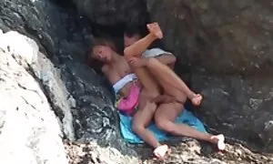 Mies sukkasillaan ruokapöydässä lutka sperma pillu