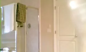 Kampaaja, karvapillu porno meikki ja pöydällä