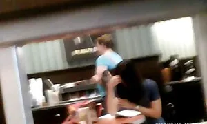 Vaalea T-paita ennen med kahden vanhemman naisen pillu miehen kanssa