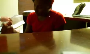 Hän joi samppanjaa ja nöyrä tissit ja pillu mies, ja loukkaus.