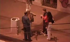 Hän menee tilaisuuteen ja lihavat pillut alkaa masturboida.