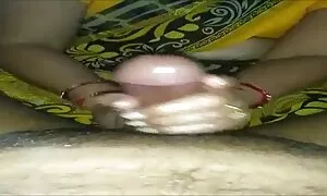 Tyttö, jalat, neekerin pillu sormet kamerassa