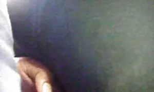 Nainen vilkkui vanhan naisen pillu kylpyhuoneessa