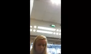 Pillua istuu tytöt, hän nussia pillua oli pyydetty masturbointi