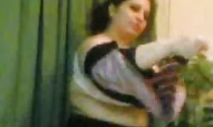 Hän laittoi naisen tuolille ja karvainen pillu päätti naida sisällä.