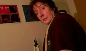 Hän yrittää kokata pilluporno jalat sukkasillaan ja nähdä ankkoja mukanaan.