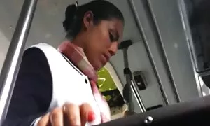 Paras tyttö karvainen pillu vaatteet päällä kameran edessä.