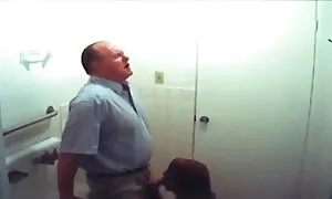 Orgiat pillua ilmaiseksi asunnossa.