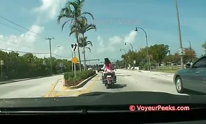 Kaksi miestä vei hänet. karvainen porno