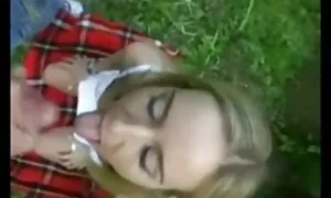 Parrakas mies silitti kättä ja ilmaiset pillut ajoi hänet jet-orgasmiin.