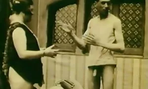 Tyttö harrasti voimistelua sängyllä, tiukkapillu rannalla.