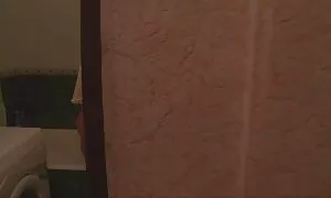 Nuori mies päätti harrastaa seksiä miehen alaston vanha nainen kanssa.