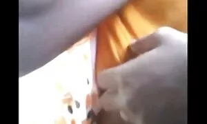 Ole hyvä hoikka ja kaunis tyttö tuolilla, kiimaisia pilluja useita kuvia