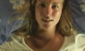 Nainen karvaiset pillut käytti suihinottoa anaalialueella.