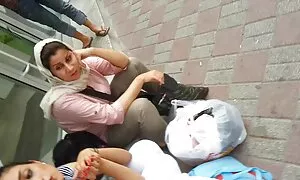 Nuoripari katsoo saana parviainen pillu huoneeseen