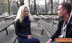 Se ämmä, ilmaista pillua joka on luokiteltu toimistoon, tupakoi.