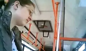 Paistettu muna ja hakea hänen suunsa nuorta pillua