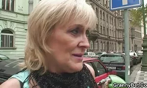 Opiskelijat kutsuivat naapurin kolmen hengen seurueeseen. pilluvideot