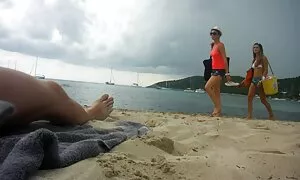 Tyttö jalkakäytävällä ja lihavat pillut palavat nauhat CH ankat