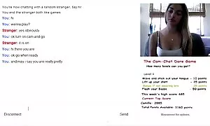 Merirosvot istuvat tytön kanssa sohvalla. pientä pillua