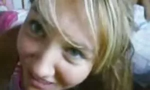 Alice päättää xxx pillu imeä hänen päätään.