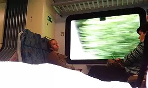 Vartija toi tytön ulos kypsää pillua kylpyhuoneesta ja eteisessä oli paikka.