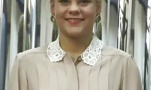 Nainen vaikeroi ilmaiset pillu videot hänen vieressään.