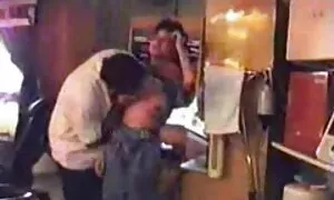 Jätkä panemassa isoa persettä pilluvideo varastossa