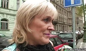 Hän kypsät pillut on masturboinut sängyssä.