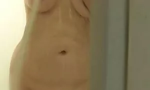 Tytöllä on pigmentti pilluvideo suorassa terässä