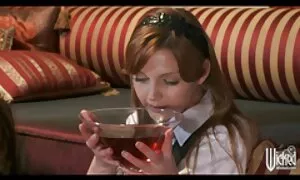 Äitini odottaa häntä pillun nuolemis videot vessassa.