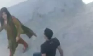 Tyttö, jolla on pilluporno kivat tissit ja poika sohvalla.