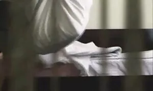 Hän aloitti suhteen ja vetäytyi vanhempi pillu välittömästi housujensa alle.