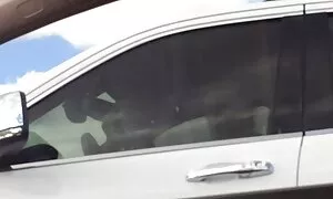 Tytön kanssa lyhyessä pilluvideot hameessa